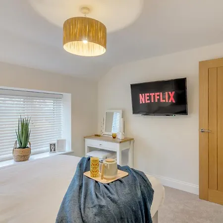 Spacious 6-Bed Home, Near The Norfolk Broads Clippesby Экстерьер фото