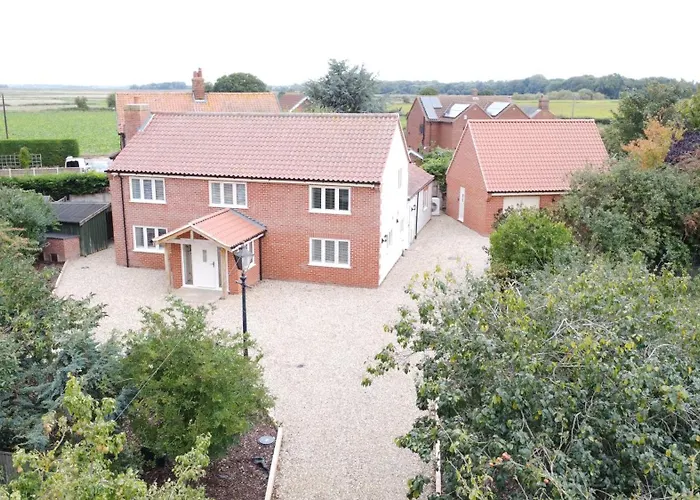 Spacious 6-Bed Home, Near The Norfolk Broads