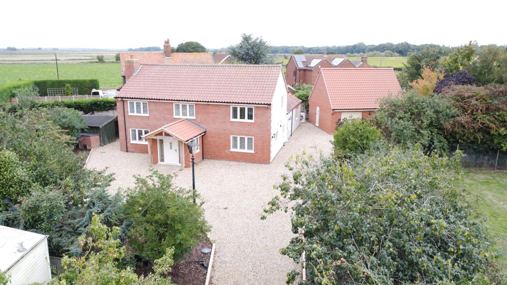 Spacious 6-bed Home, Near The Norfolk Broads Clippesby